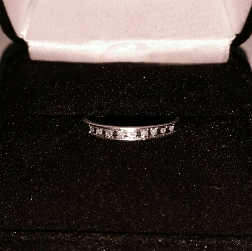 Ladies sz 7 10k white gold wedding band